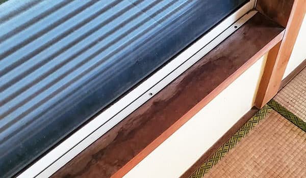 雨漏りの初期症状：サッシや窓枠の周辺のシミ