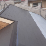 京都市山科区にて屋根の高圧洗浄と下塗り〈一戸建ての屋根塗装〉
