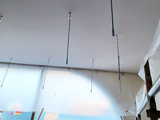 奈良県生駒市　店舗の室内塗装工事（天井塗装、面格子塗装）