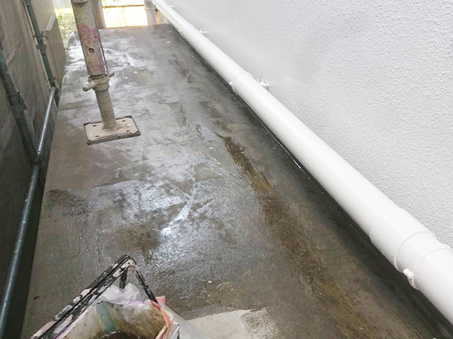 京都市山科区　S様社屋の外壁塗装工事⑬（ベランダ防水塗装）