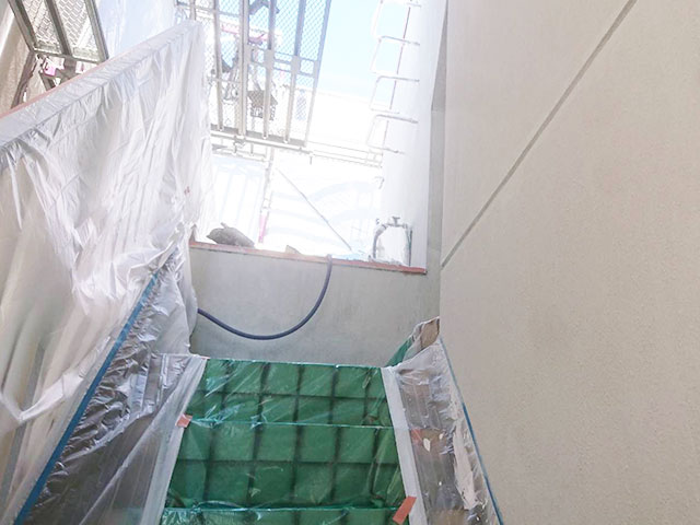 京都市山科区　S様社屋の外壁・屋根塗装工事⑧（外壁の下塗り作業）