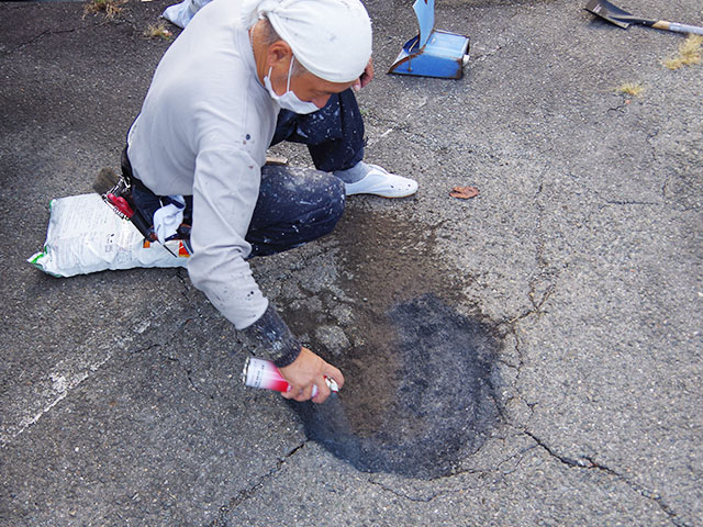 京都市南区　ガレージライン引き工事④（路面アスファルト修理）