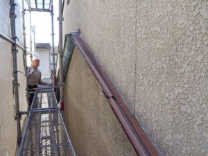 京都市下京区で外壁塗装工前の高圧洗浄作業〈戸建て住宅〉　高圧洗浄の様子