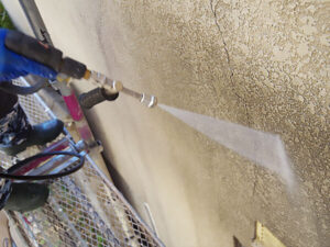 京都市下京区で外壁塗装工前の高圧洗浄作業〈戸建て住宅〉　高圧洗浄の様子