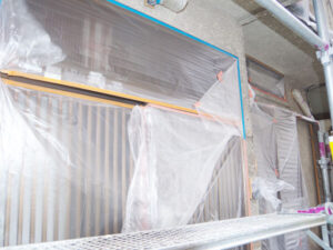 京都市下京区で外壁塗装工前の養生作業〈戸建て住宅〉