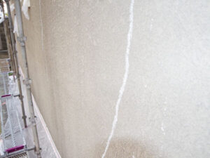京都市下京区で外壁塗装工前のコーキング作業〈戸建て住宅