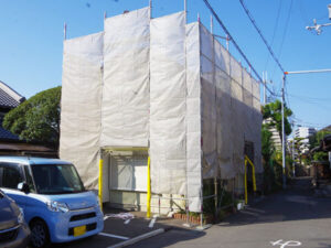 大阪府枚方市 外壁塗装工事前の養生作業〈店舗〉