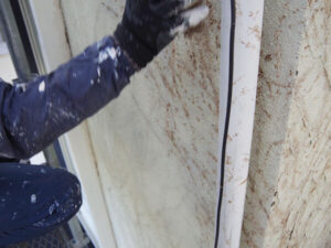 大阪府枚方市 外壁塗装工事前のツタの木根っこ除去作業〈店舗〉