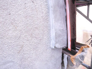 大阪府枚方市 外壁塗装工事前の下処理作業〈店舗〉