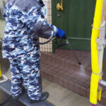 大阪府枚方市 外壁塗装工事前の高圧洗浄作業〈店舗〉