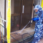 京都市下京区にて高圧洗浄作業〈戸建て住宅外壁塗装〉