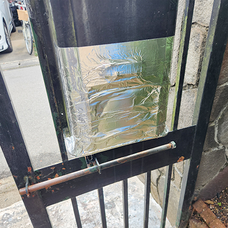 京都市北区　H様　鉄部塗装　①　（門扉の塗装、ケレン作業とアルミテープ巻き）
