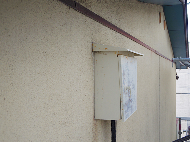京都市西京区の外壁塗装工事　⑨（外部配電BOX、電気引き込み線、鉄部下塗り）