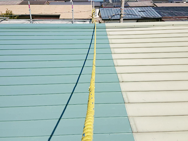 京都市西京区の屋根塗装工事　⑬（板金屋根の上塗り塗装）