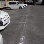 京都市山科区にて工事開始の告知・塗装前準備〈マンションのガレージライン引き〉