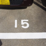 京都市山科区にて駐車場番号の塗装作業〈マンションのガレージライン引き〉