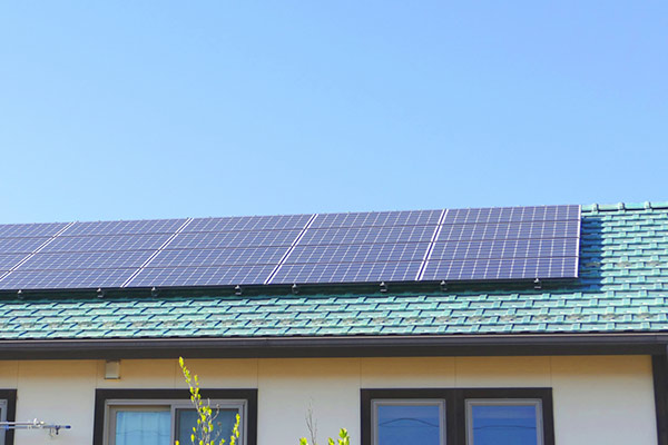 太陽光パネルを設置した屋根は塗装できるの？