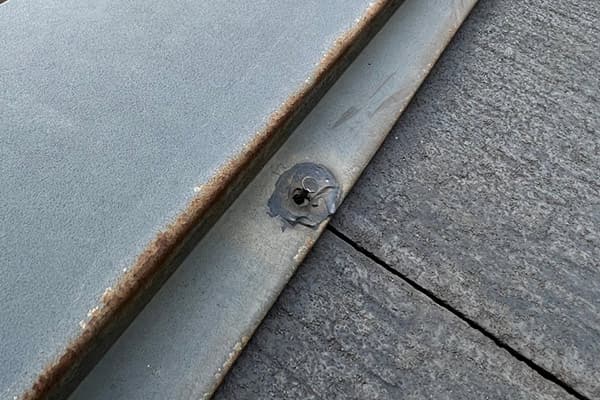 屋根の板金の釘の浮き