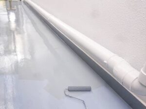 庇の防水材塗装（二回目）