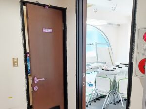 奈良県生駒市にて店舗の室内塗装〈天井と扉の塗装〉 施工前