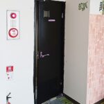 奈良県生駒市にて店舗の室内塗装〈天井と扉の塗装〉 施工後