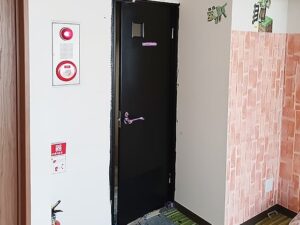 奈良県生駒市にて店舗の室内塗装〈天井と扉の塗装〉 施工後