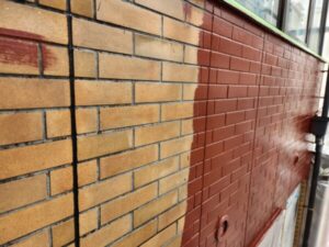 京都市下京区にてタイル外壁塗装、ファインシリコンフレッシュを上塗りしている様子