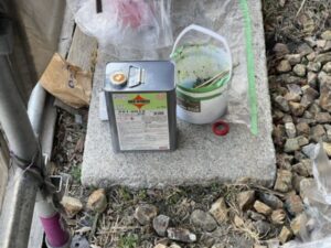 滋賀県大津市で戸建て住宅の鉄骨階段塗装、古い塗膜を剥離させるためのリムーバー剤と塗布するための刷毛