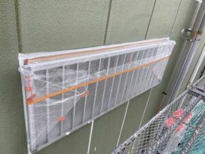 滋賀県大津市にてデザイン事務所兼ご自宅物件の外壁塗装、ALC外壁繋ぎ目コーキングの為に窓を養生