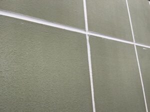 滋賀県大津市にてデザイン事務所兼ご自宅物件の外壁塗装、ALC外壁の継ぎ目の隙間にコーキングの増し打ちを施した様子