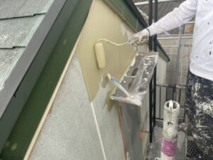 滋賀県大津市にてデザイン事務所兼ご自宅物件の外壁塗装、２階屋根付近の上塗り作業の様子