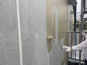 滋賀県大津市にてデザイン事務所兼ご自宅物件の外壁塗装、２階外壁をローラーで上塗り作業の様子