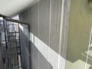 滋賀県大津市にてデザイン事務所兼ご自宅物件の外壁塗装、下塗り剤を塗布している様子