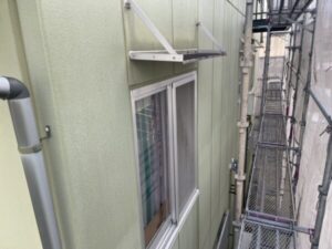 滋賀県大津市にてデザイン事務所兼ご自宅物件の外壁塗装、施工前の1階窓周り部分の外壁の様子