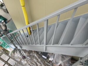 滋賀県大津市で戸建て住宅の鉄骨階段塗装、下塗り塗布後、上から見た階段の様子