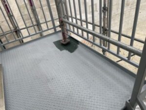 滋賀県大津市で戸建て住宅の鉄骨階段塗装、下塗り塗布後最上段の踊り場付近の様子