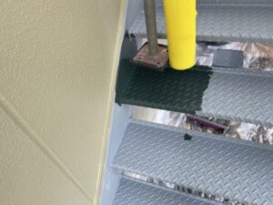 滋賀県大津市で戸建て住宅の鉄骨階段塗装、下塗り塗布後中央ステップの様子
