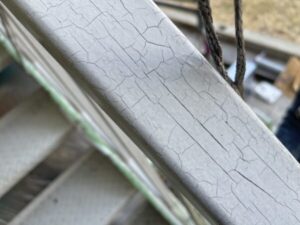 滋賀県大津市で戸建て住宅の鉄骨階段塗装、施工前で手摺り塗膜はひび割れ剥離している様子