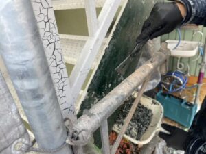 滋賀県大津市で戸建て住宅の鉄骨階段塗装、古い塗膜を剥離させるためのリムーバー剤を塗布後、塗膜が剥げた状態
