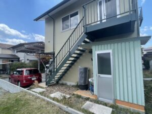 滋賀県大津市で戸建て住宅の鉄骨階段塗装、完成後の横から見た様子