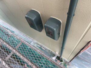 滋賀県大津市にてデザイン事務所兼ご自宅物件の外壁塗装、電気メーター付近の塗装が終わり養生を取った様子