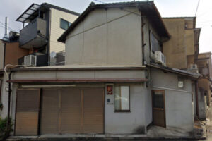 京都市右京区での店舗外壁塗装現場の施工前の状態