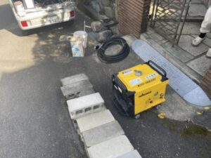 京都市山科区にて外壁塗装のに使用する高圧洗浄機を準備しているところ