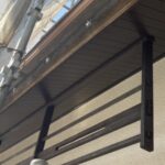 京都市西京区の中古物件の外壁塗装現場にて、すだれかけの塗装後の様子