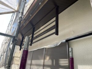 京都市西京区の中古物件の外壁塗装現場にて、すだれかけ周りの上塗り作業中の様子