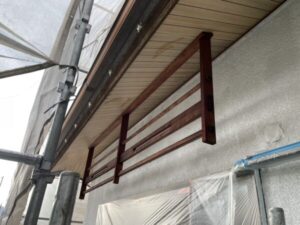 京都市西京区の中古物件の外壁塗装現場にてすだれかけ周りの施工前、色褪せが目立つ様子