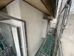 京都市西京区の中古物件の外壁塗装現場にて２階外壁の下塗り作業の様子