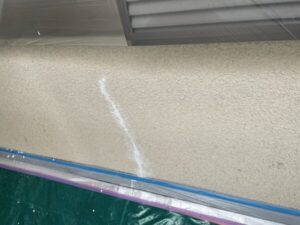 京都市西京区の中古物件の外壁塗装現場にて雨戸の下にあるクラックの補修した後