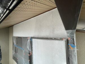 京都市西京区の中古物件の外壁塗装現場にて２階外壁の養生と下塗り作業の様子