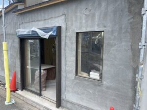 京都市右京区での店舗外壁塗装にて下塗りの様子